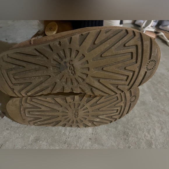 UGGS bailey button boots *very worn* - Picture 3 of 6